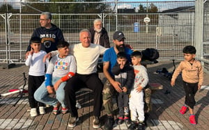 Sales Director Selim voetbalde met kinderen die op de vlucht waren